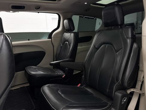 Used 2019 Chrysler Pacifica Limited FWD image 23