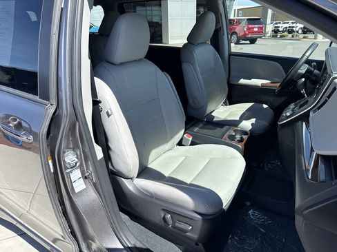 Used 2020 Toyota Sienna Limited Premium w/ Carpet Mat Package AWD/4WD image 15