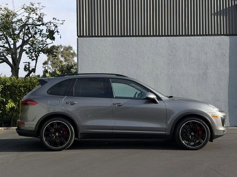 Used 2017 Porsche Cayenne Turbo image 4