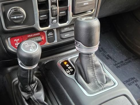 Used 2024 Jeep Wrangler Unlimited AWD/4WD image 17