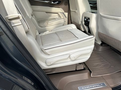Used 2021 GMC Yukon Denali w/ Denali Premium Package image 18