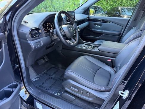 Used 2025 Honda Pilot TrailSport image 12