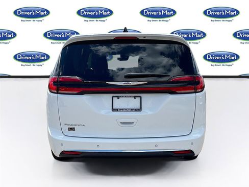 Used 2023 Chrysler Pacifica Touring-L FWD image 6
