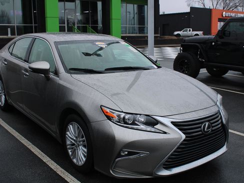 Used 2018 Lexus ES 350 w/ Accessory Package image 3