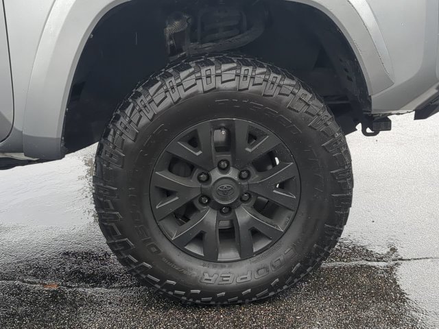 Used 2018 Toyota Tacoma SR5 RWD image 11