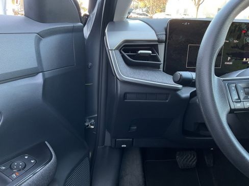 Used 2025 Nissan Kicks SV image 26