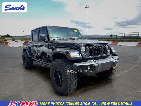 Used 2025 Jeep Gladiator Sport AWD/4WD image 1