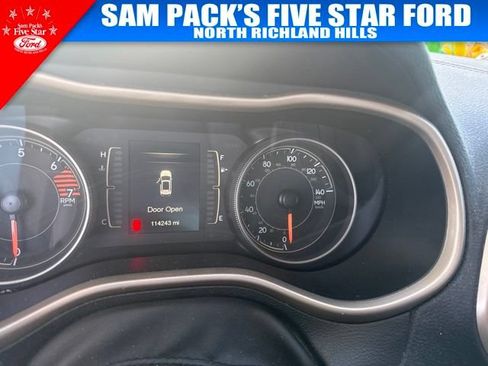Used 2018 Jeep Cherokee Latitude w/ Altitude Package FWD image 9