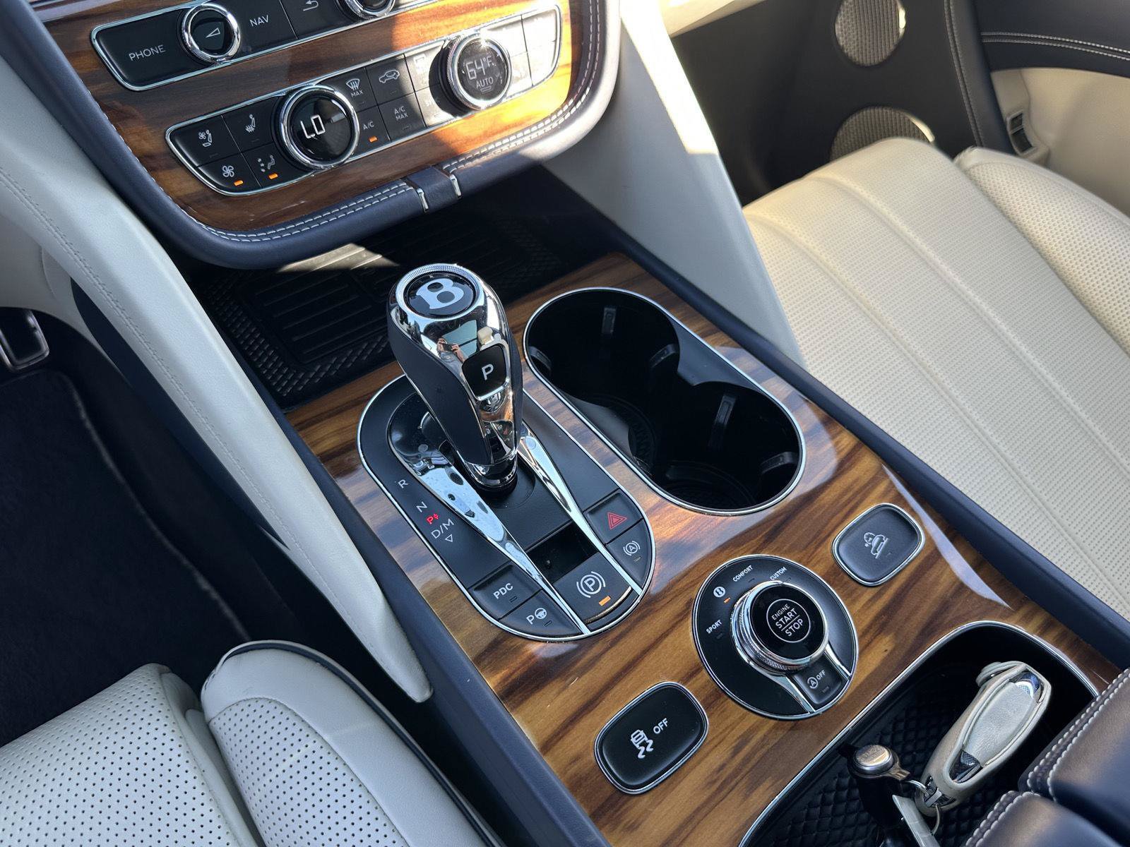 Used 2022 Bentley Bentayga AWD/4WD image 37