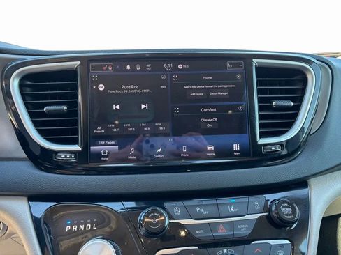 Used 2023 Chrysler Pacifica Touring-L image 31