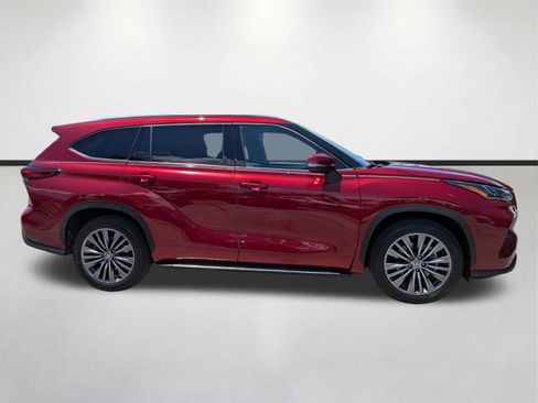 Used 2021 Toyota Highlander Platinum FWD image 3