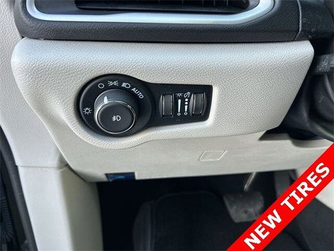 Certified 2024 Chrysler Pacifica Touring-L image 17