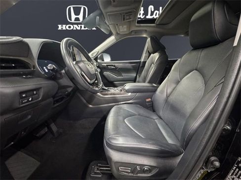 Used 2023 Toyota Highlander Limited image 9