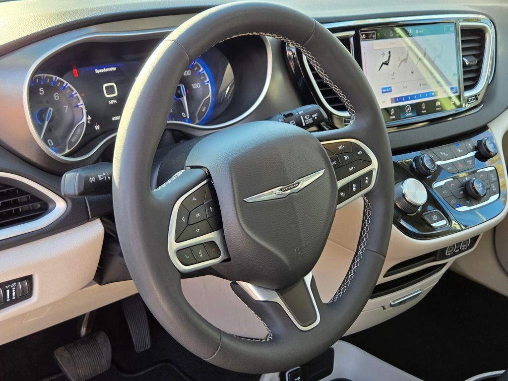 Used 2024 Chrysler Pacifica Touring-L FWD image 25