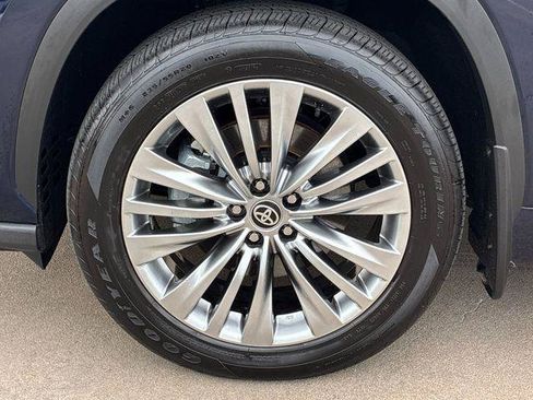 Certified 2026 Toyota Highlander Platinum AWD/4WD image 30