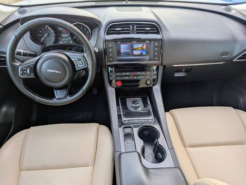 Used 2017 Jaguar F-PACE Premium image 11