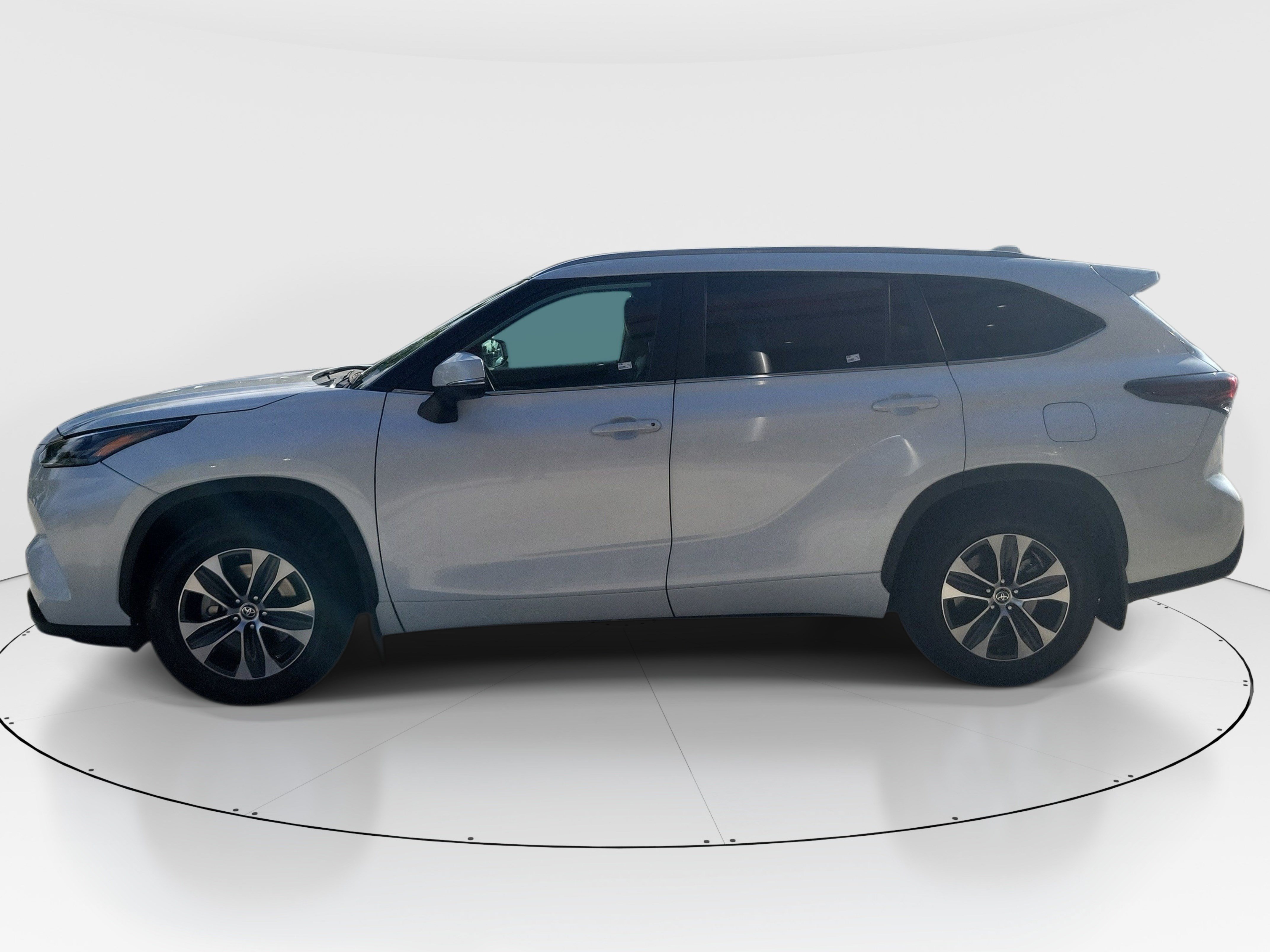 Used 2025 Toyota Highlander XLE FWD image 4