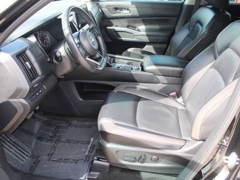Used 2024 Nissan Pathfinder SL AWD/4WD image 17