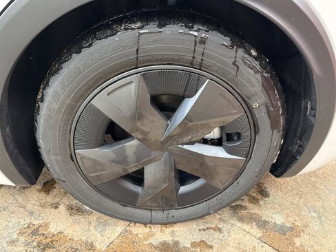 Used 2025 Toyota Prius SE image 9