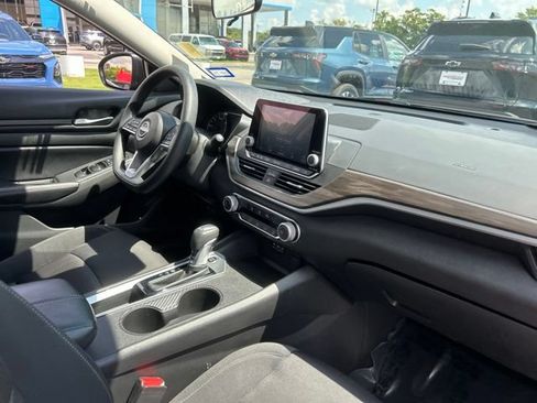 Used 2025 Nissan Altima 2.5 SV FWD image 30