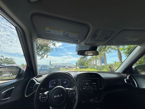 Used 2025 Kia Soul LX w/ LX Technology Package FWD image 32