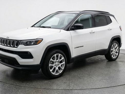 Used 2025 Jeep Compass Limited AWD/4WD image 3