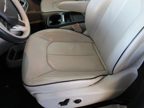 Used 2017 Chrysler Pacifica Platinum FWD image 13