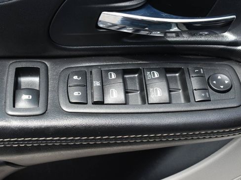 Used 2014 Chrysler Town & Country Touring-L w/ Driver Convenience Group FWD image 39