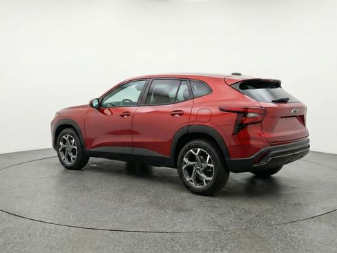 Used 2025 Chevrolet Trax LT w/ LT Convenience Package image 6