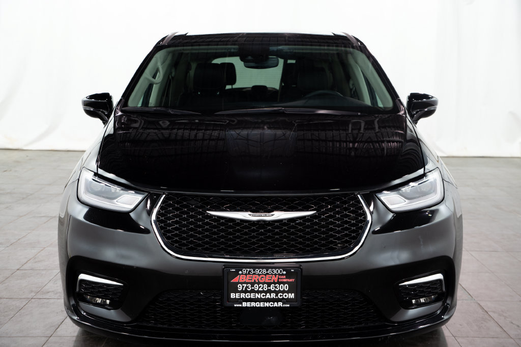 Used 2024 Chrysler Pacifica Limited FWD image 2