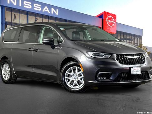 Used 2023 Chrysler Pacifica Touring-L FWD image 1