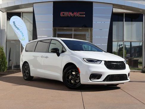 Used 2024 Chrysler Pacifica Limited FWD image 2