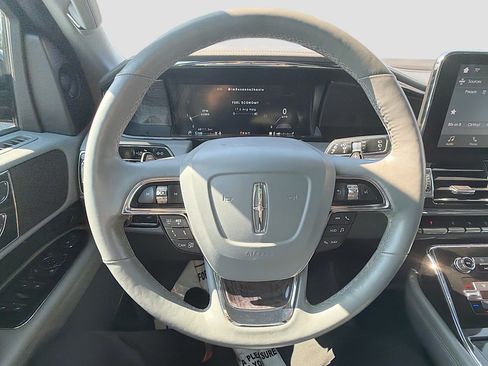 Certified 2019 Lincoln Navigator L Reserve image 11