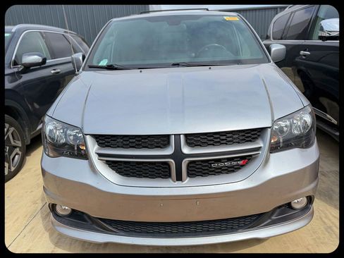 Used 2019 Dodge Grand Caravan GT image 3