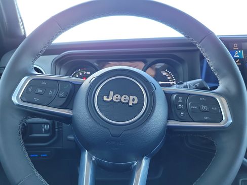 Used 2025 Jeep Wrangler Unlimited Sahara image 9