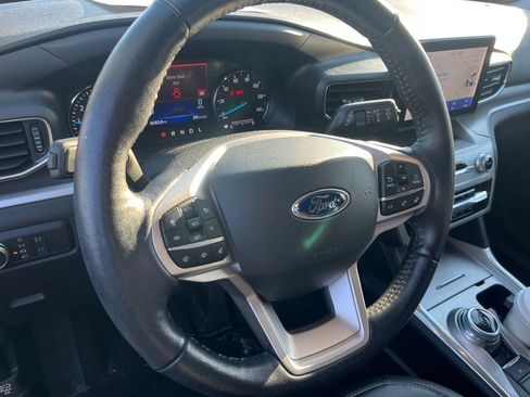 Used 2022 Ford Explorer XLT w/ Equipment Group 202A image 3