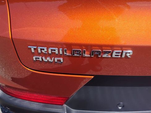 Used 2023 Chevrolet TrailBlazer LT w/ Convenience Package AWD/4WD image 3