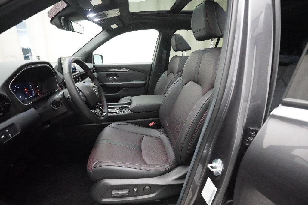 Certified 2025 Honda Pilot Black Edition image 7