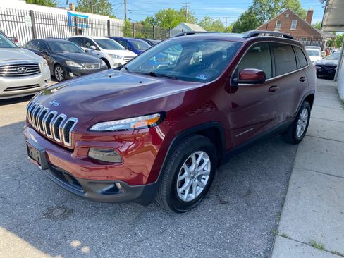 Used 2018 Jeep Cherokee Latitude Plus w/ Cold Weather Group AWD/4WD image 6