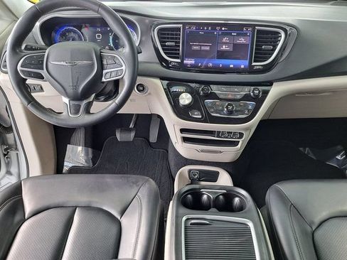 Used 2023 Chrysler Pacifica Touring-L FWD image 26