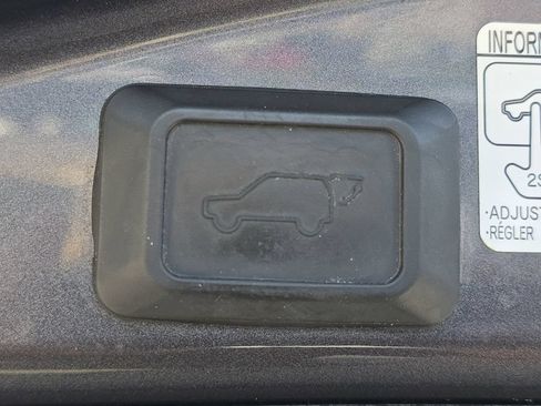 Used 2018 Toyota RAV4 XLE FWD image 16