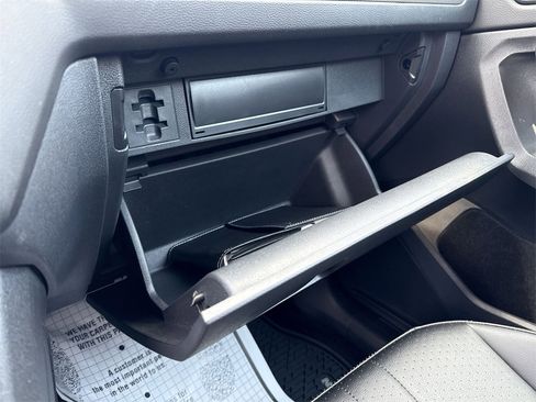 Used 2024 Volkswagen Tiguan SE image 39