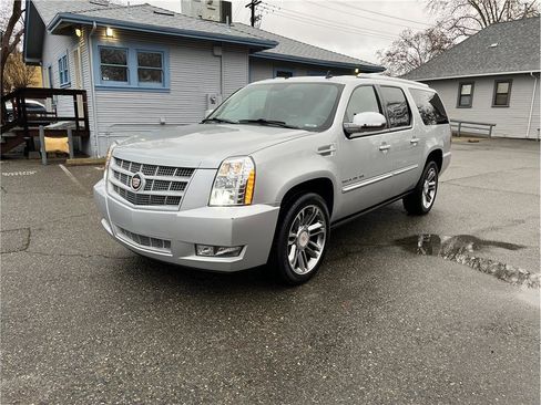 Used 2013 Cadillac Escalade ESV Premium image 3