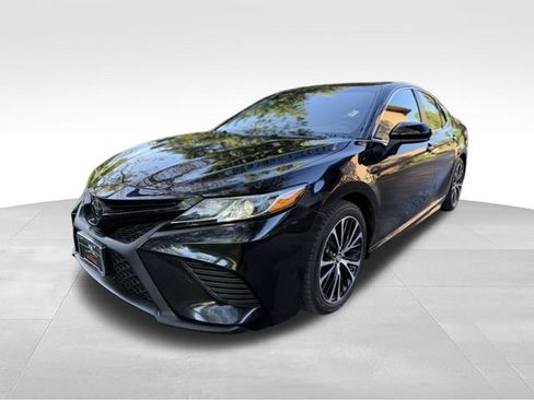 Used 2019 Toyota Camry SE FWD image 1
