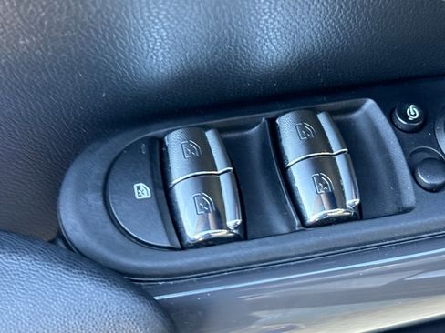 Used 2019 MINI Cooper 4-Door Hardtop w/ Signature Upholstery Package image 13