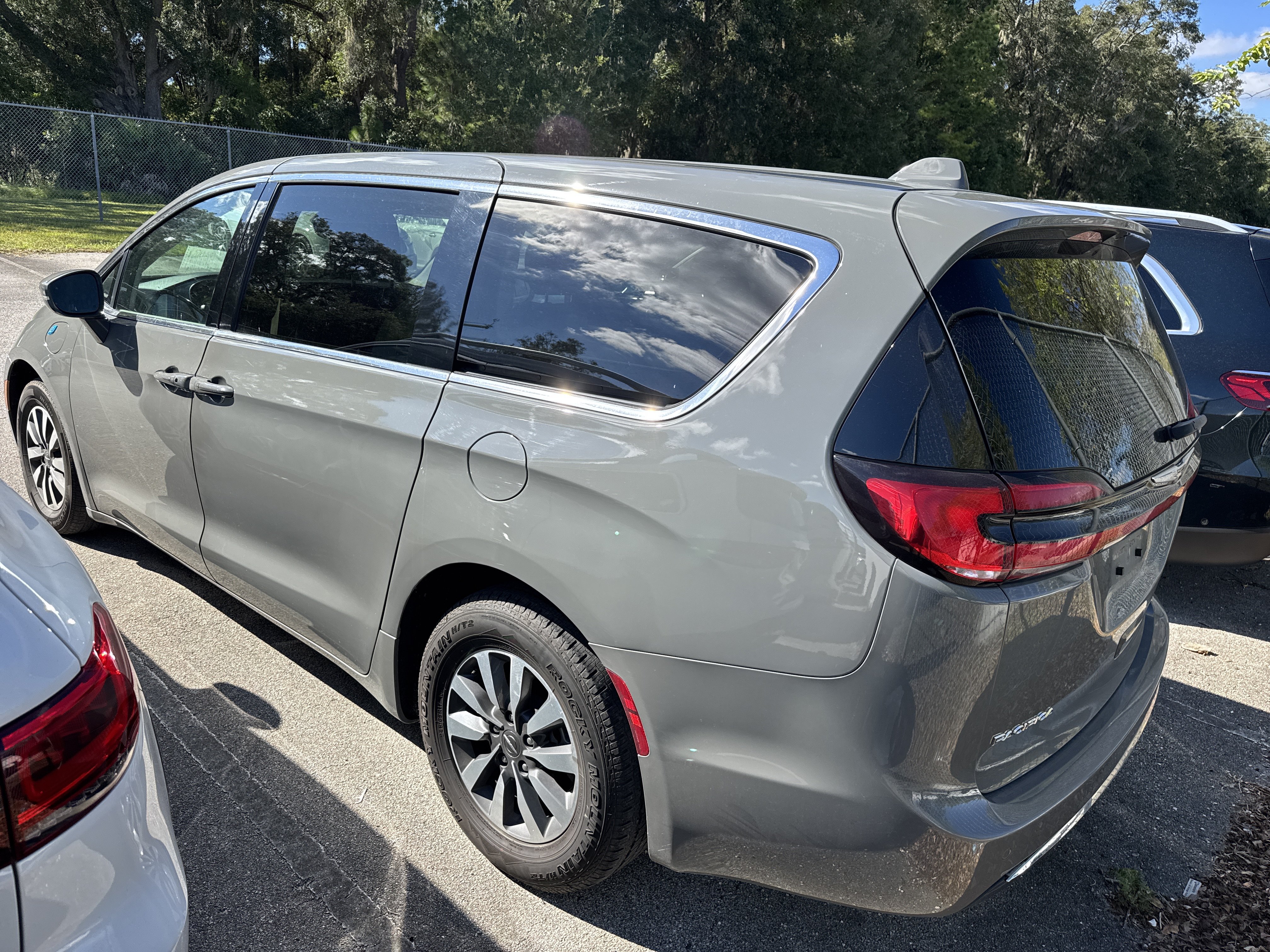 Used 2022 Chrysler Pacifica Touring-L FWD image 2