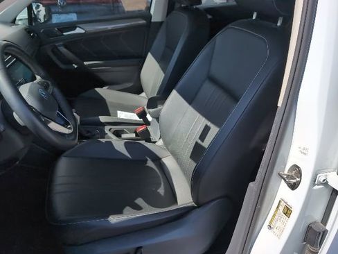 Used 2022 Volkswagen Tiguan SE image 9