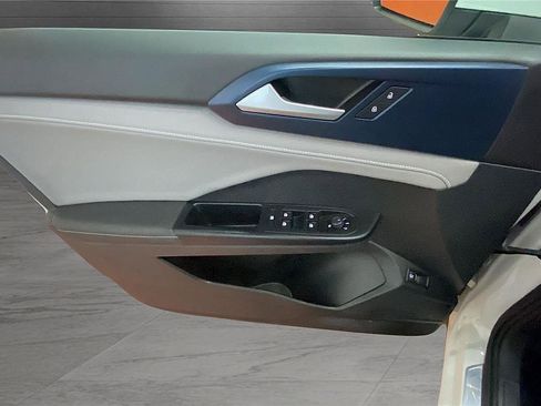 Used 2024 Volkswagen Taos SE image 20