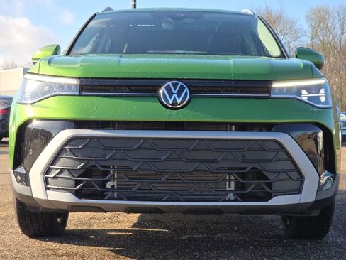 New 2026 Volkswagen Taos SE FWD image 2