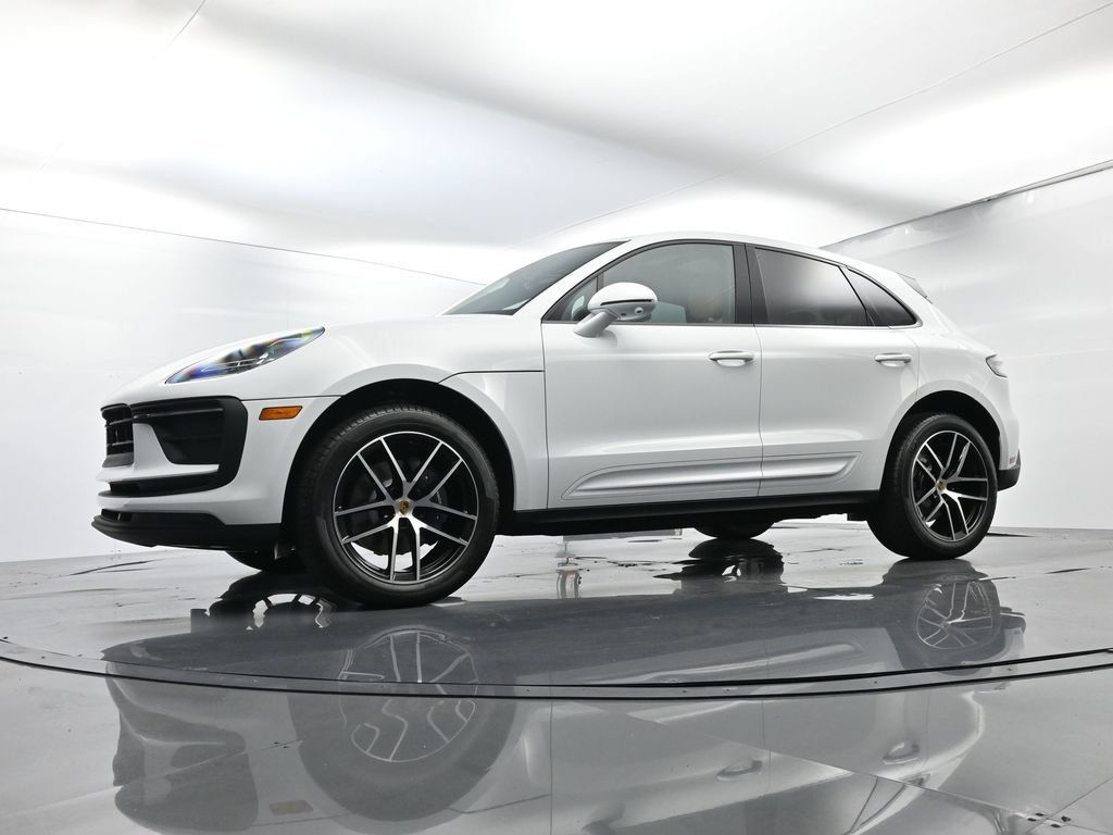 Certified 2025 Porsche Macan AWD/4WD image 41